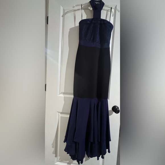 Beautiful gown with train - Picture 3 of 5